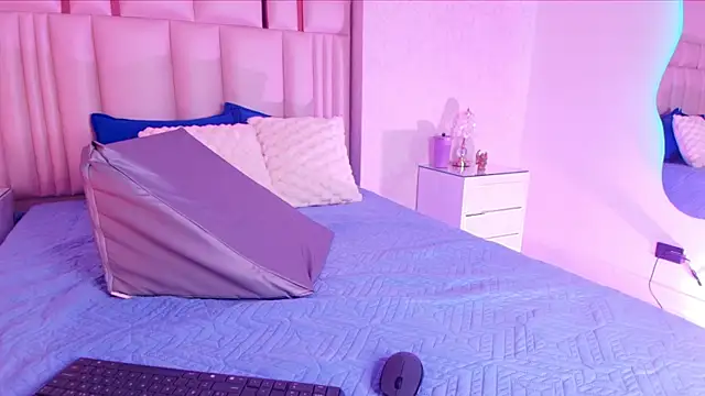 Snapshot of alanarose18 chatting on November 14, 7:23 pm alanarose18 online show from November 14, 7:23 pm