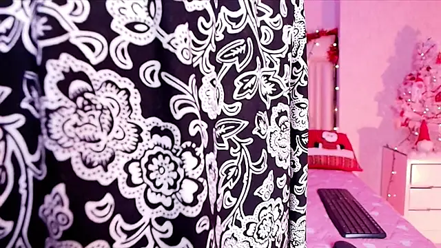 Snapshot of alanarose18 chatting on November 24, 7:13 pm alanarose18 online show from November 24, 7:13 pm