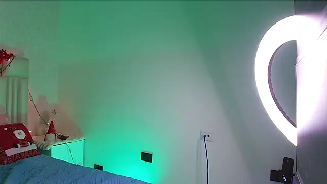 Snapshot of alanarose18 chatting on December 1, 7:08 pm alanarose18 online show from December 1, 7:08 pm