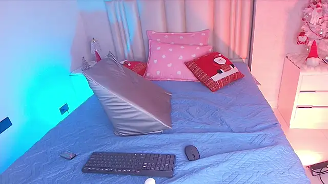 Snapshot of alanarose18 chatting on January 6, 7:17 pm alanarose18 online show from January 6, 7:17 pm