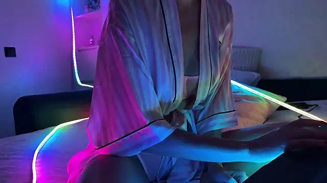 Snapshot of MollyLoveX chatting on December 5, 6:15 pm MollyLoveX online show from December 5, 6:15 pm