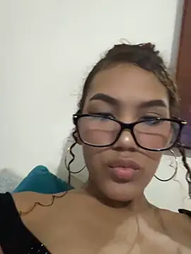 Snapshot of luciagray1 chatting on April 19, 12:22 am luciagray1 online show from April 19, 12:22 am