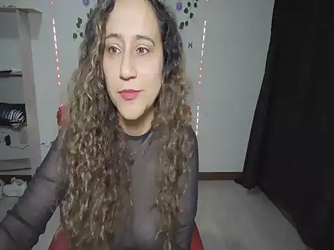 Snapshot of MystiKa_17 chatting on November 28, 2:25 am MystiKa 17 online show from November 28, 2:25 am