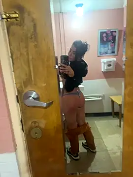 ValayaNoire online show from November 9, 9:40 am