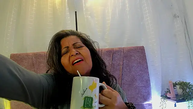 Victoriaa Anderson online show from March 9, 1:15 pm