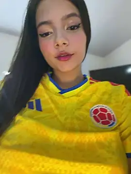 EmmiiGlow online show from June 28, 3:01 am