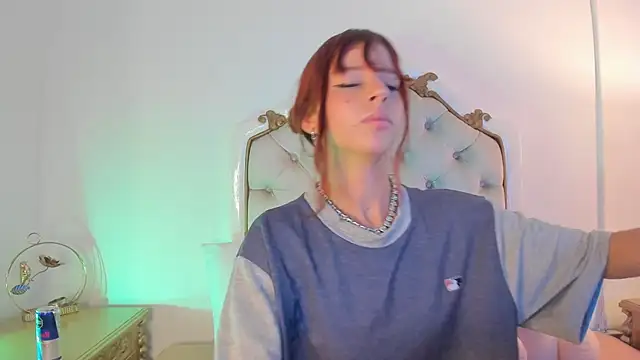 Snapshot of scarlett_smith_3 chatting on June 2, 2:24 am scarlett smith 3 online show from June 2, 2:24 am