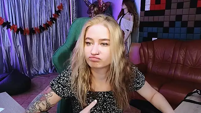 LeilaUvrays online show from November 10, 1:43 pm