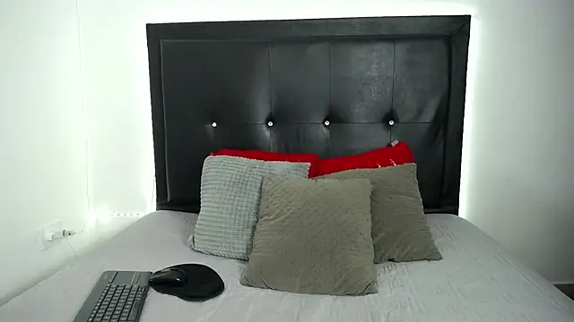 Snapshot of perla_stone_20 chatting on November 19, 7:47 pm perla stone 20 online show from November 19, 7:47 pm