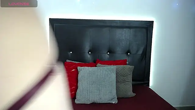 Snapshot of perla_stone_20 chatting on January 5, 6:44 pm perla stone 20 online show from January 5, 6:44 pm