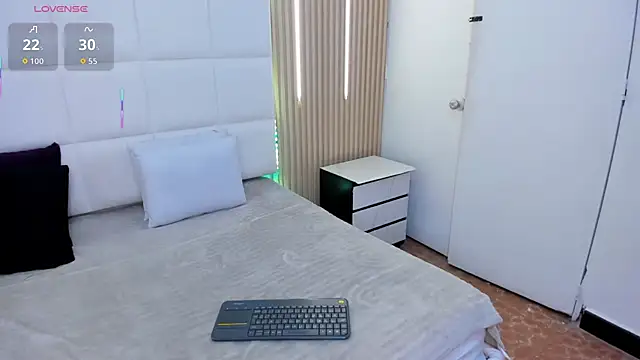 emilyandlea  online show from January 9, 7:37 pm