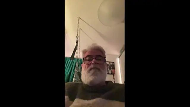 Snapshot of LeatherSdaddy chatting on November 25, 4:29 pm LeatherSdaddy online show from November 25, 4:29 pm