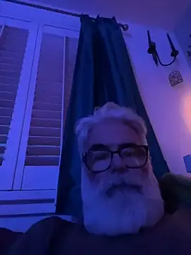 Snapshot of LeatherSdaddy chatting on December 19, 4:47 pm LeatherSdaddy online show from December 19, 4:47 pm