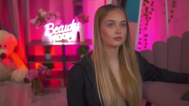 Snapshot of ElyssawetXX chatting on February 23, 7:44 pm ElyssawetXX online show from February 23, 7:44 pm