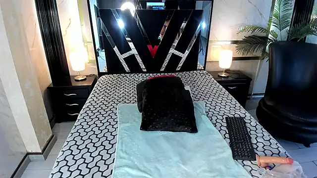 Lucy Vegas online show from December 3, 2:15 pm