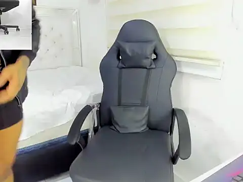 master leather online show from December 3, 6:50 pm