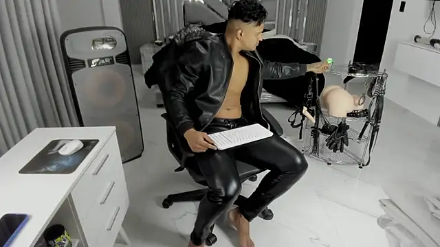 Snapshot of master_leather chatting on June 6, 1:11 am master leather online show from June 6, 1:11 am