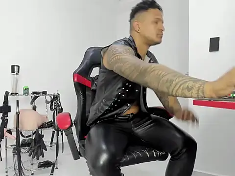 Snapshot of master_leather chatting on June 6, 5:39 pm master leather online show from June 6, 5:39 pm