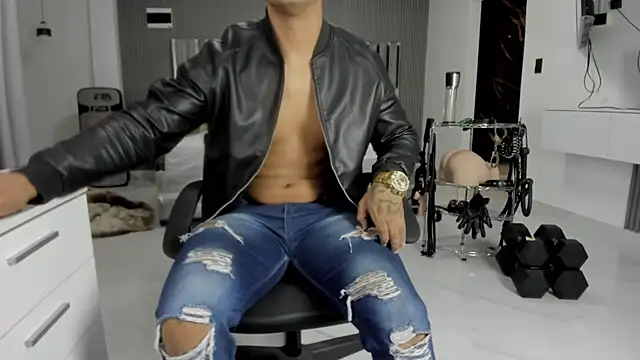 Snapshot of master_leather chatting on June 10, 8:30 pm master leather online show from June 10, 8:30 pm