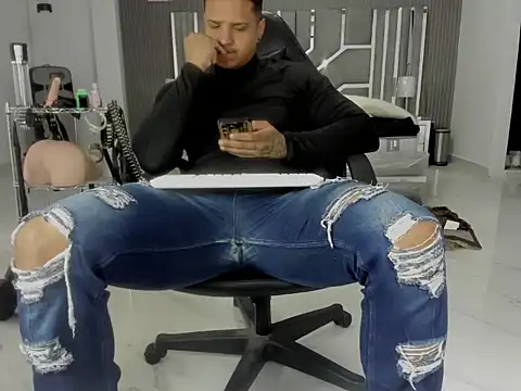 Snapshot of master_leather chatting on June 30, 10:22 pm master leather online show from June 30, 10:22 pm
