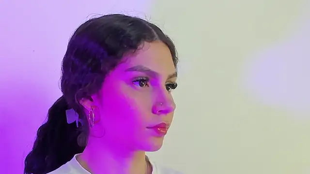 cloee20  online show from December 18, 2:39 am