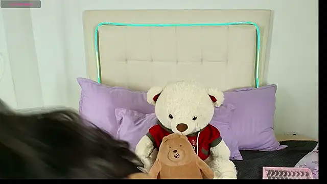 Daphne Hills online show from March 15, 6:47 pm