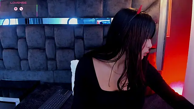 IssaJones  online show from April 17, 9:40 pm