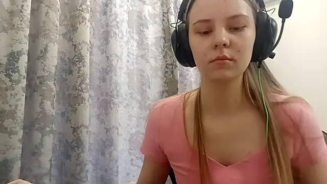 Snapshot of DeenaCaho chatting on December 16, 6:29 am DeenaCaho online show from December 16, 6:29 am