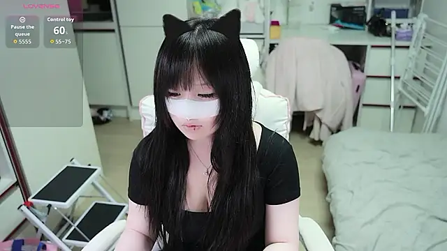 kimhyeona2005 online show from July 6, 11:18 am