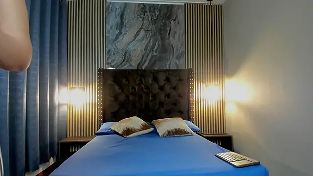 Alyra Moon online show from December 3, 4:20 am