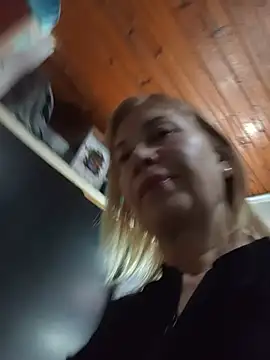 Snapshot of SexyMilf1211 chatting on June 25, 2:10 pm SexyMilf1211 online show from June 25, 2:10 pm