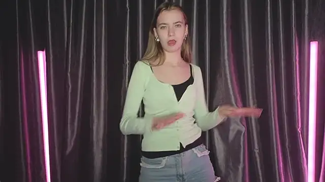 Snapshot of RochelCozzi chatting on November 25, 8:20 pm RochelCozzi online show from November 25, 8:20 pm