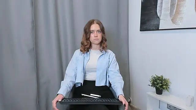 Snapshot of EttaGeremia chatting on November 17, 2:23 pm EttaGeremia online show from November 17, 2:23 pm