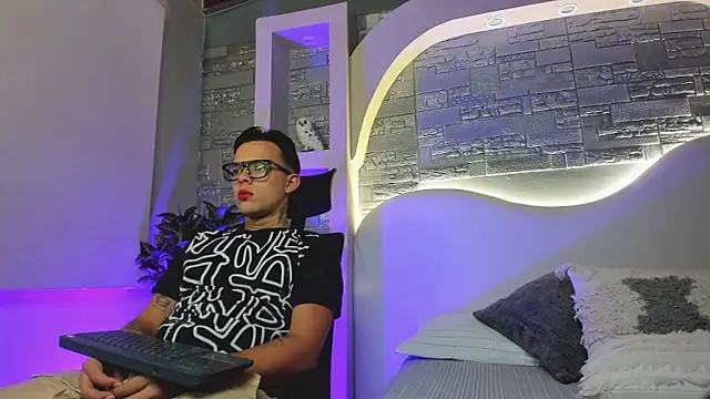 Valentino moretti online show from December 1, 1:05 pm