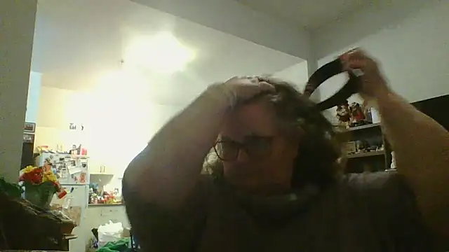 Snapshot of TiguhguhrsRose chatting on November 18, 3:23 am TiguhguhrsRose online show from November 18, 3:23 am