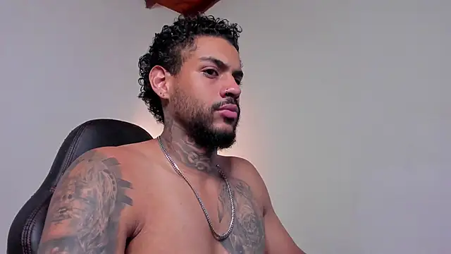 LuigiVitale 1 online show from February 22, 1:18 am