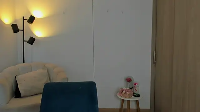 haileyflorez  online show from April 11, 3:27 pm