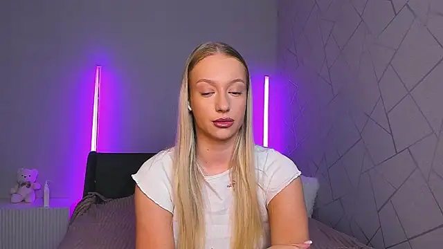 Snapshot of elldiana chatting on June 19, 2:49 am elldiana online show from June 19, 2:49 am