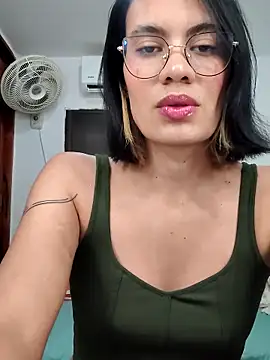 Snapshot of Mia_saaenz chatting on November 17, 10:37 pm Mia saaenz online show from November 17, 10:37 pm