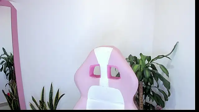 Snapshot of SOFIA_SWEETT22 chatting on December 5, 1:20 pm SOFIA SWEETT22 online show from December 5, 1:20 pm