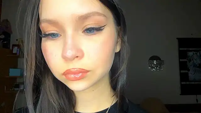 EmmaJonse online show from December 1, 11:04 am