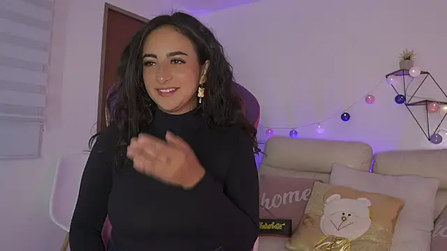 Snapshot of Enola_Holmes_ chatting on November 29, 1:25 pm Enola Holmes online show from November 29, 1:25 pm