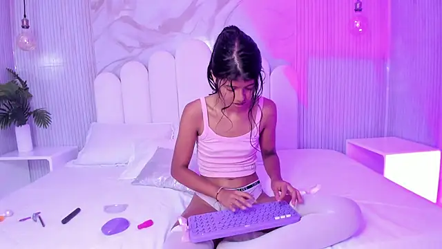 Snapshot of arietta_skinny chatting on June 26, 3:05 pm arietta skinny online show from June 26, 3:05 pm
