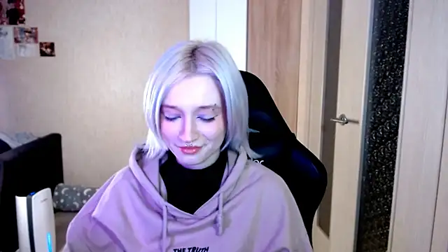 SophiaLur online show from December 3, 4:38 pm