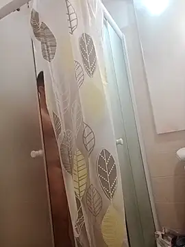 Snapshot of platone09 chatting on December 18, 8:26 pm platone09 online show from December 18, 8:26 pm