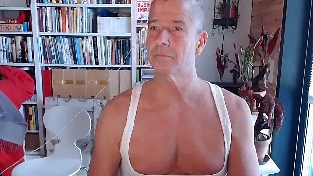 Snapshot of gymdaddypwrbtm chatting on November 22, 8:02 am gymdaddypwrbtm online show from November 22, 8:02 am