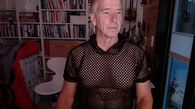 Snapshot of gymdaddypwrbtm chatting on November 25, 6:35 am gymdaddypwrbtm online show from November 25, 6:35 am