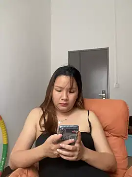 yiyi0316 online show from April 13, 5:57 am