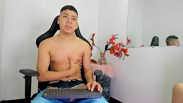 Lucastorrez01 online show from January 13, 9:31 pm