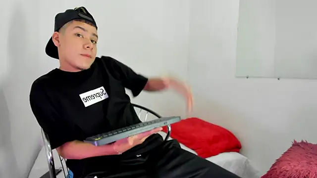 Lucastorrez01 online show from February 10, 10:36 pm